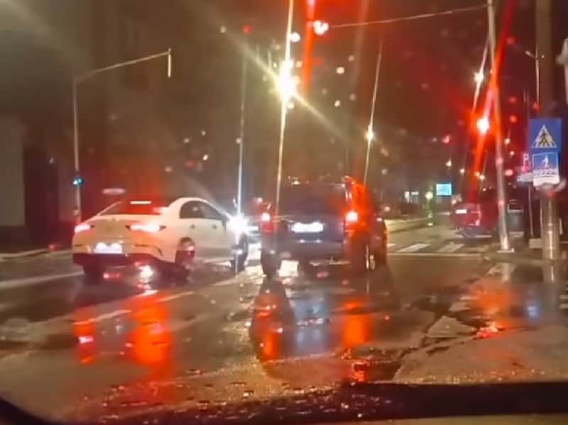 semafoare blocate 3 ore ”pe roșu” în două intersecții din sibiu. primăria dă vina pe ”un defect pe rețeaua de electricitate” (video)