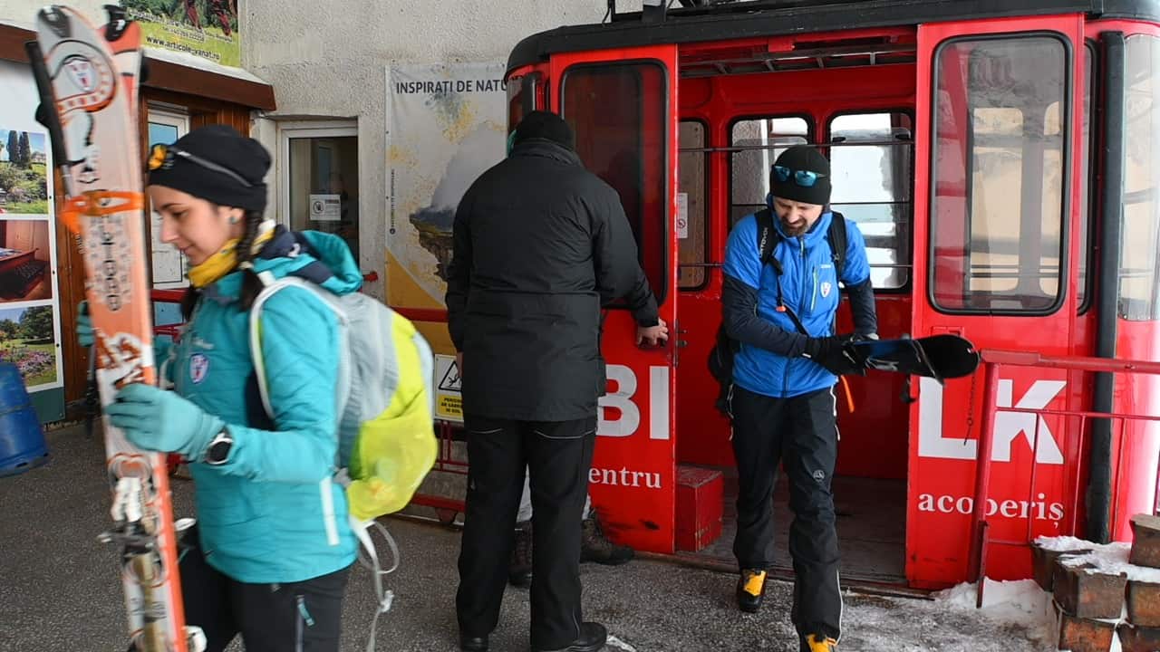 sfaturi de la șeful salvamont sibiu pentru cei care merg pentru ski la bâlea lac. „este obligatoriu un echipament minim pentru avalanșă” (video)