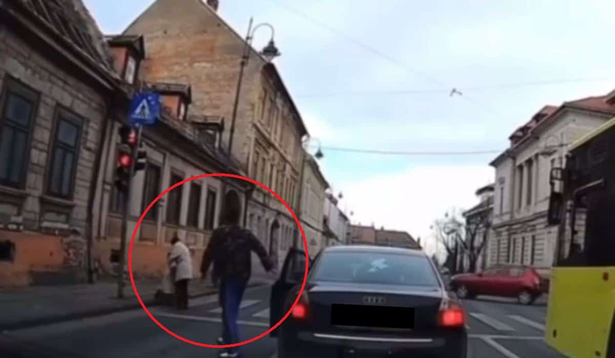 gest de neprețuit al unui șofer la sibiu. a coborât de la volan și a ajutat doi vârstnici să traverseze strada (video)