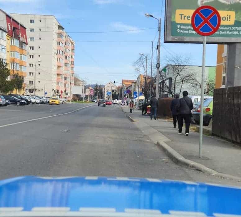 atenție, șoferi! oprirea a devenit interzisă pe strada rahovei