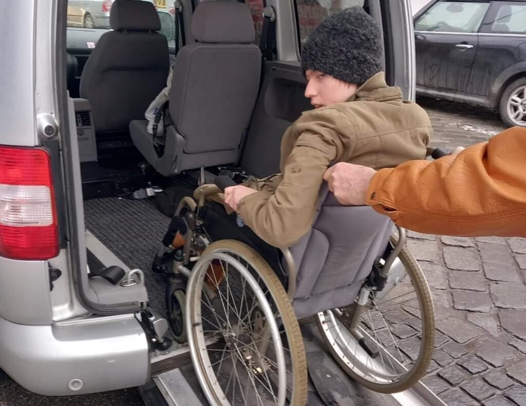 taxi gratis pentru sibienii cu dizabilități. „mașina este special adaptată nevoilor lor”