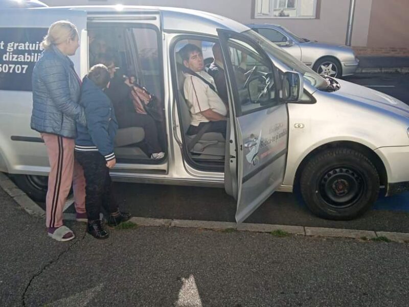 taxi gratis pentru sibienii cu dizabilități. „mașina este special adaptată nevoilor lor”