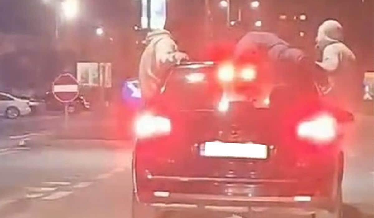 teribiliști urcați pe o mașină în mers, pe prelungirea mihai viteazu în zona de la troiță (video)