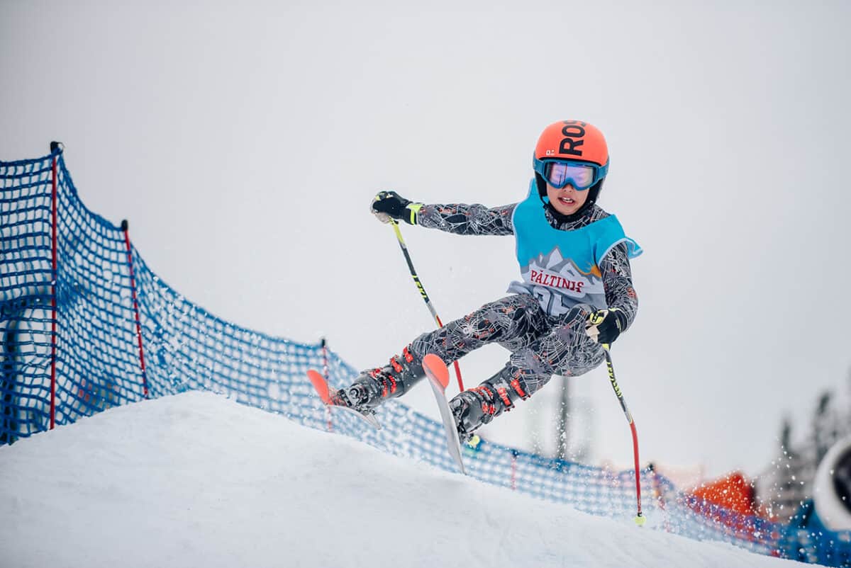 Kids Race, la Păltiniș Arena. Un succes pe pârtie pentru micii schiori și snowboarderi. Cine sunt câștigătorii