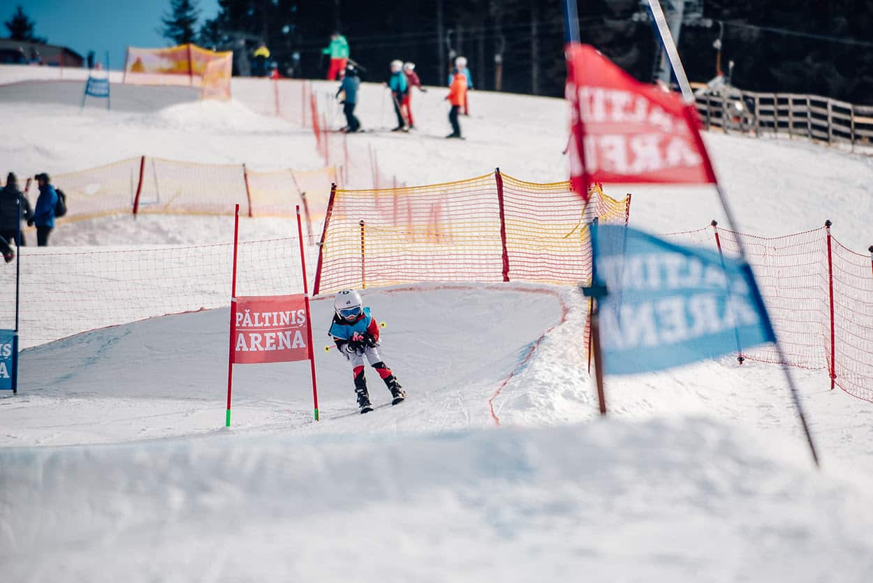 Kids Race, la Păltiniș Arena. Un succes pe pârtie pentru micii schiori și snowboarderi. Cine sunt câștigătorii