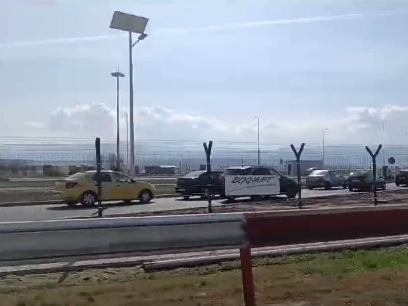 coadă de 200 de metri la iesirea din parcarea aeroportului sibiu, din cauza blocării barierelor. director: "e prima dată când constatăm o astfel de problemă" (video)