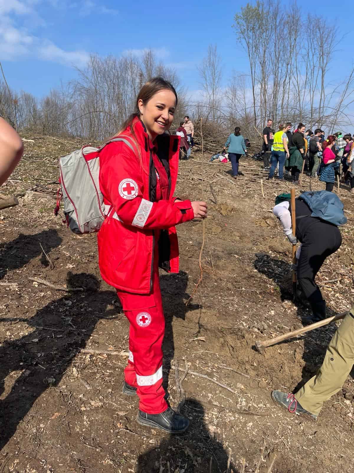 voluntarii crucii roșii sibiu s-au alăturat campaniei de plantare de primăvară la hosman (foto)