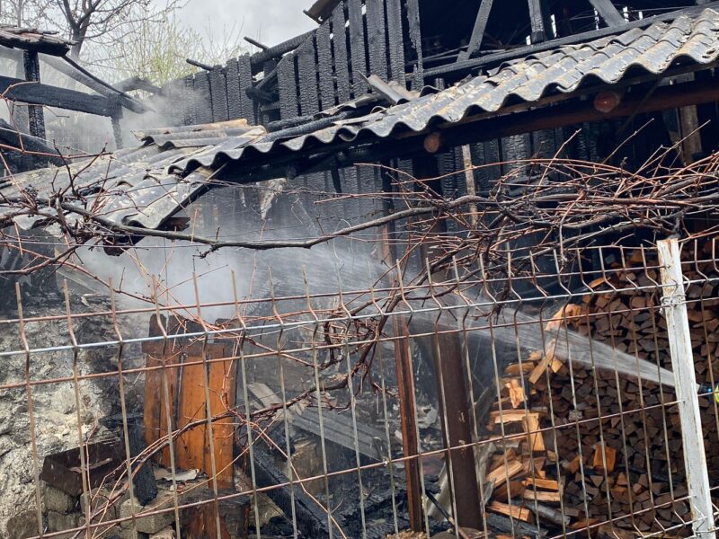 incendiu la o gospodărie de pe valea oltului. pompierii au salvat o casa de locuit și un porc