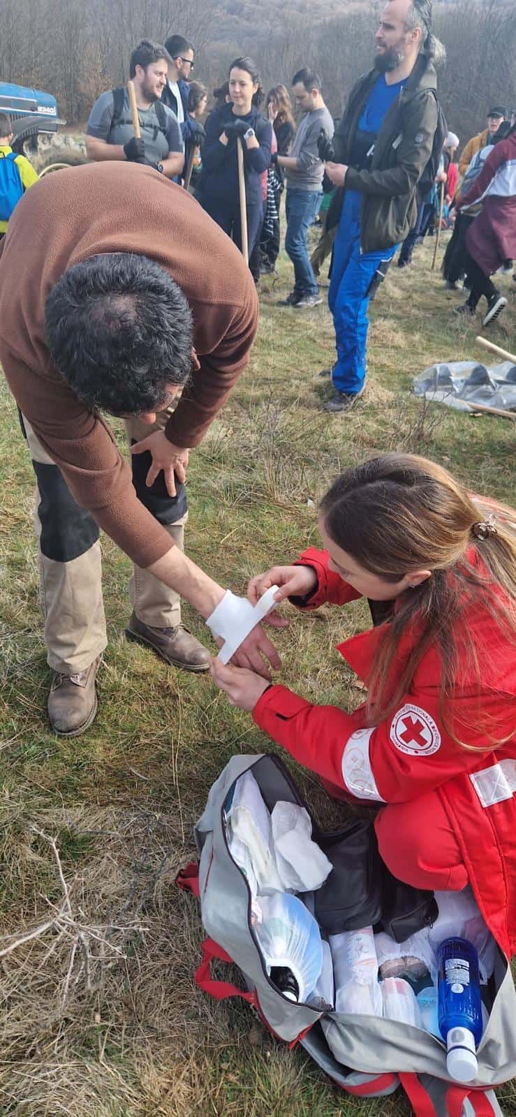 voluntarii crucii roșii sibiu s-au alăturat campaniei de plantare de primăvară la hosman (foto)
