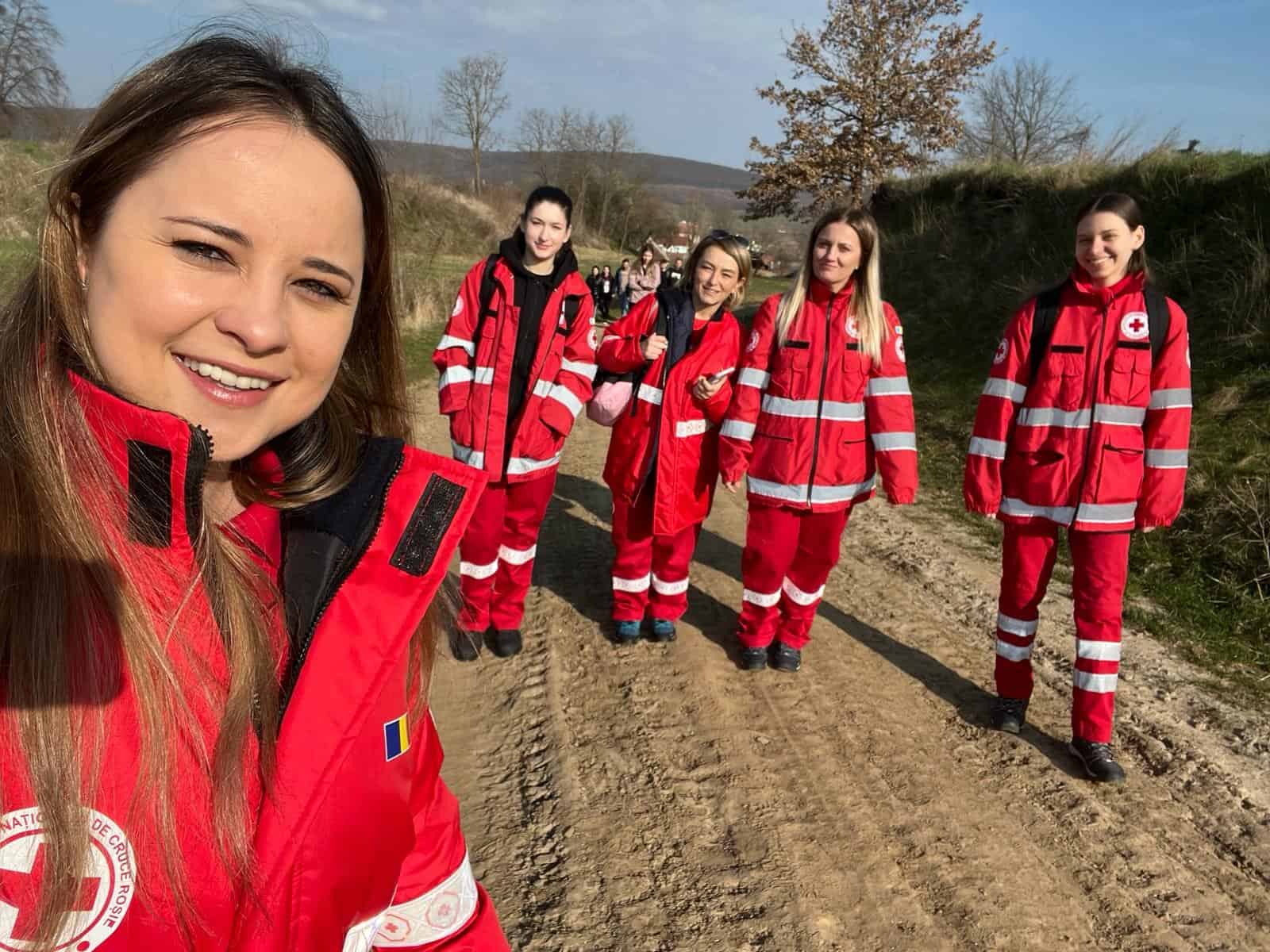 voluntarii crucii roșii sibiu s-au alăturat campaniei de plantare de primăvară la hosman (foto)