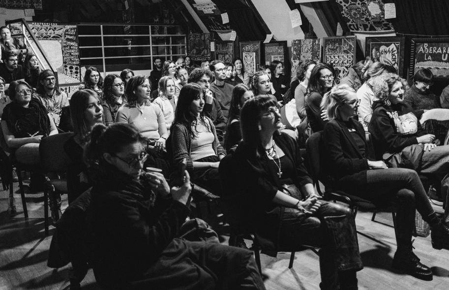 Spoken word, o nouă comunitate de tineri poeți se dezvoltă (și) în Sibiu