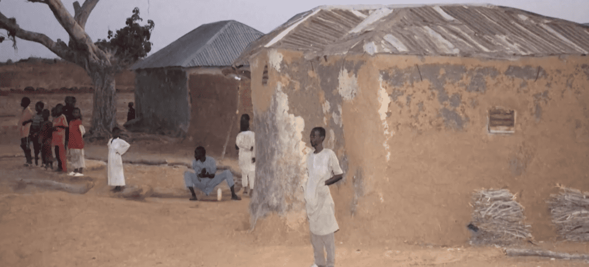 aproape 300 de elevi din nigeria luați ostatici de bărbați înarmați (video)