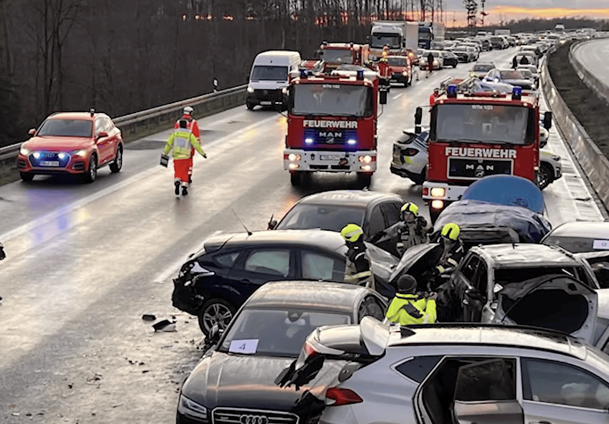 carambol cu 40 de mașini pe o autostradă din germania. zeci de oameni răniți, dintre care doi au murit (video, foto)