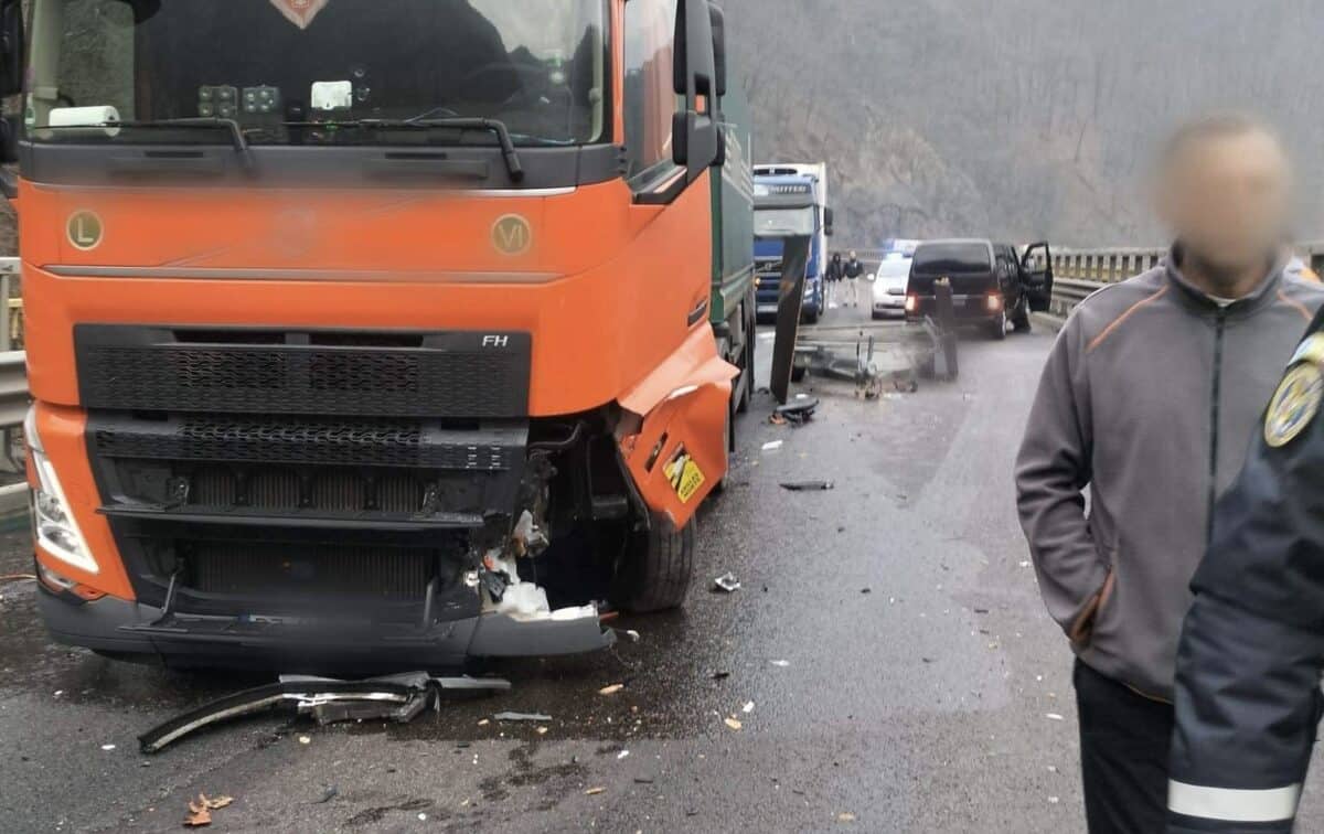 Accident pe Valea Oltului. O mașina și un TIR s-au ciocnit