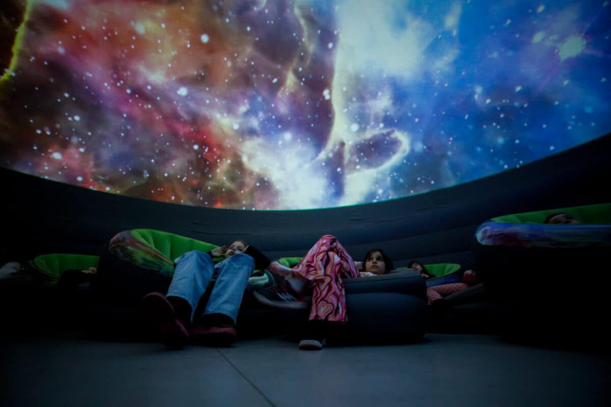 Descoperă Universul într-o călătorie interstelară și interactivă la Planetariul Shopping City Sibiu