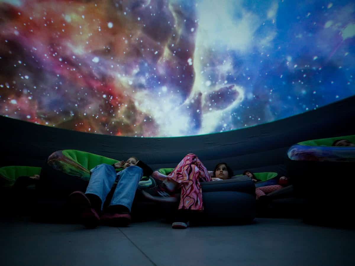 descoperă universul într-o călătorie interstelară și interactivă la planetariul shopping city sibiu