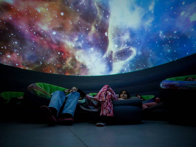 descoperă universul într-o călătorie interstelară și interactivă la planetariul shopping city sibiu