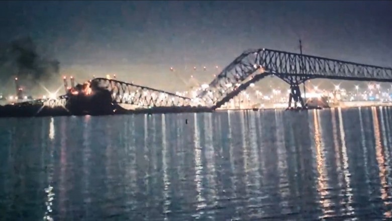 un pod din sua s-a prăbușit după ce a fost lovit de o navă cargo. salvatorii caută zeci de oameni în apă (video)