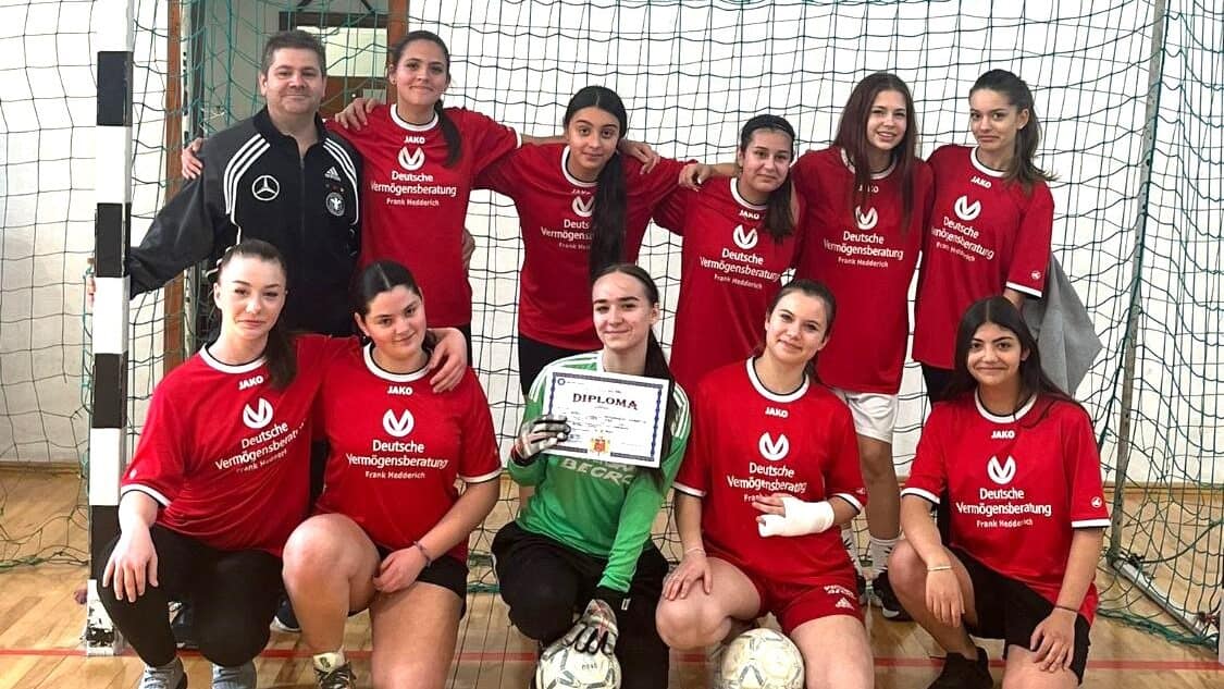 fetele de la liceul de artă sibiu știu să joace și fotbal au ieșit campioane județene la under 14
