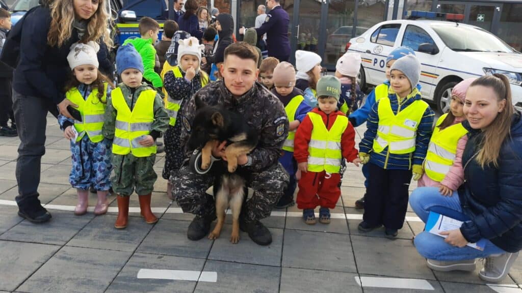 invazie de copii la ziua poliției în piața habermann. câinii ciobănești, atracția principală pentru cei mici (video foto)