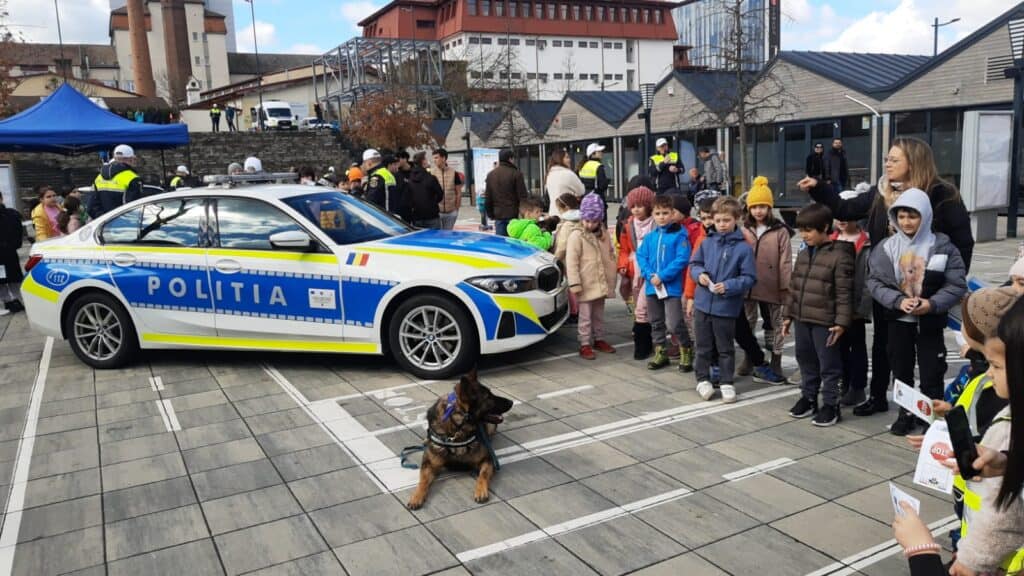 invazie de copii la ziua poliției în piața habermann. câinii ciobănești, atracția principală pentru cei mici (video foto)
