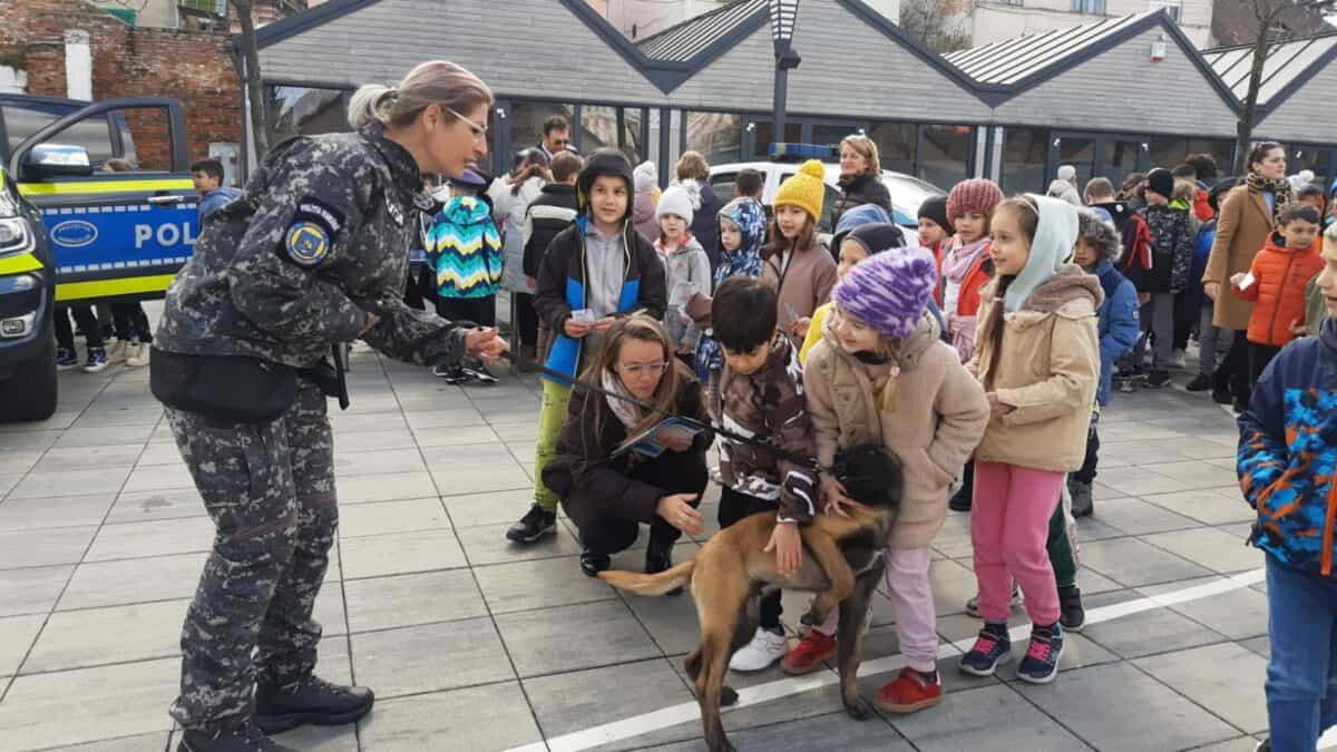 invazie de copii la ziua poliției în piața habermann. câinii ciobănești, atracția principală pentru cei mici (video foto)