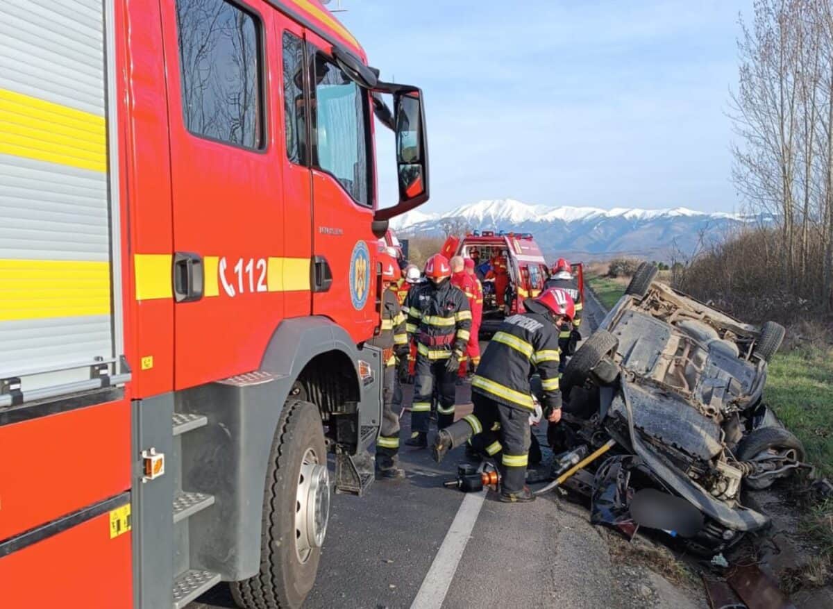 un șofer băut a intrat într-un cap de pod pe dn1 între șelimbăr și veștem. pasager rănit, dus la spital (foto)