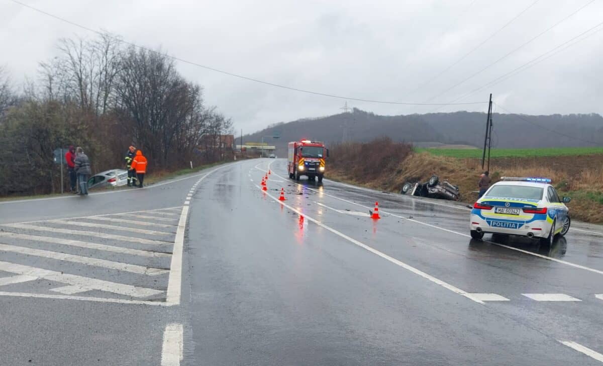 accident pe dn14 la intersecția cu drumul spre alma. o mașină s-a răsturnat în șanț