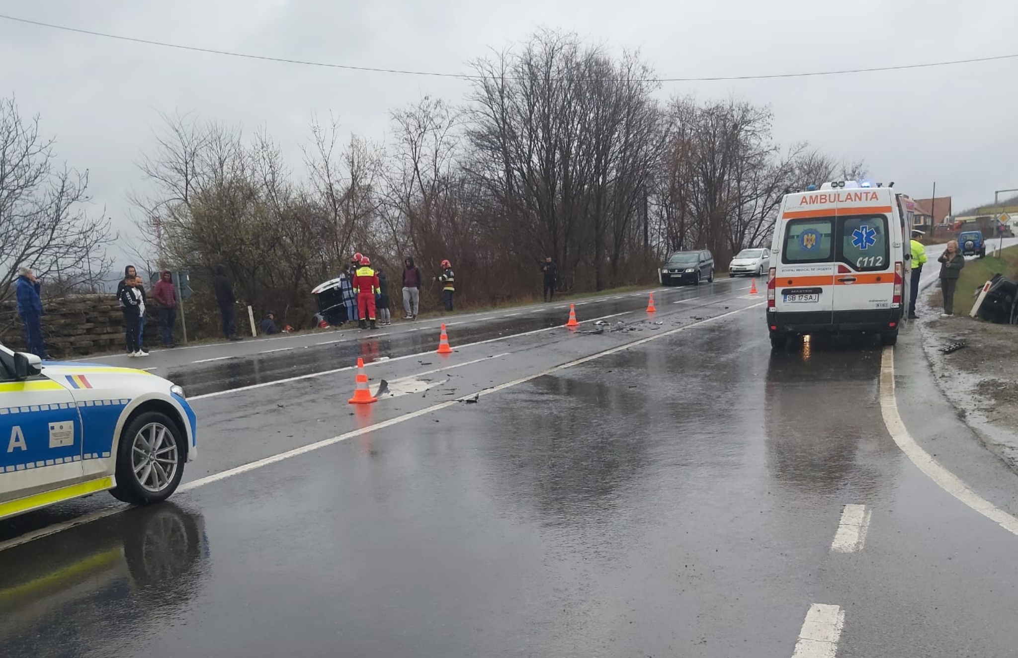 accident pe dn14 la intersecția cu drumul spre alma. o mașină s-a răsturnat în șanț