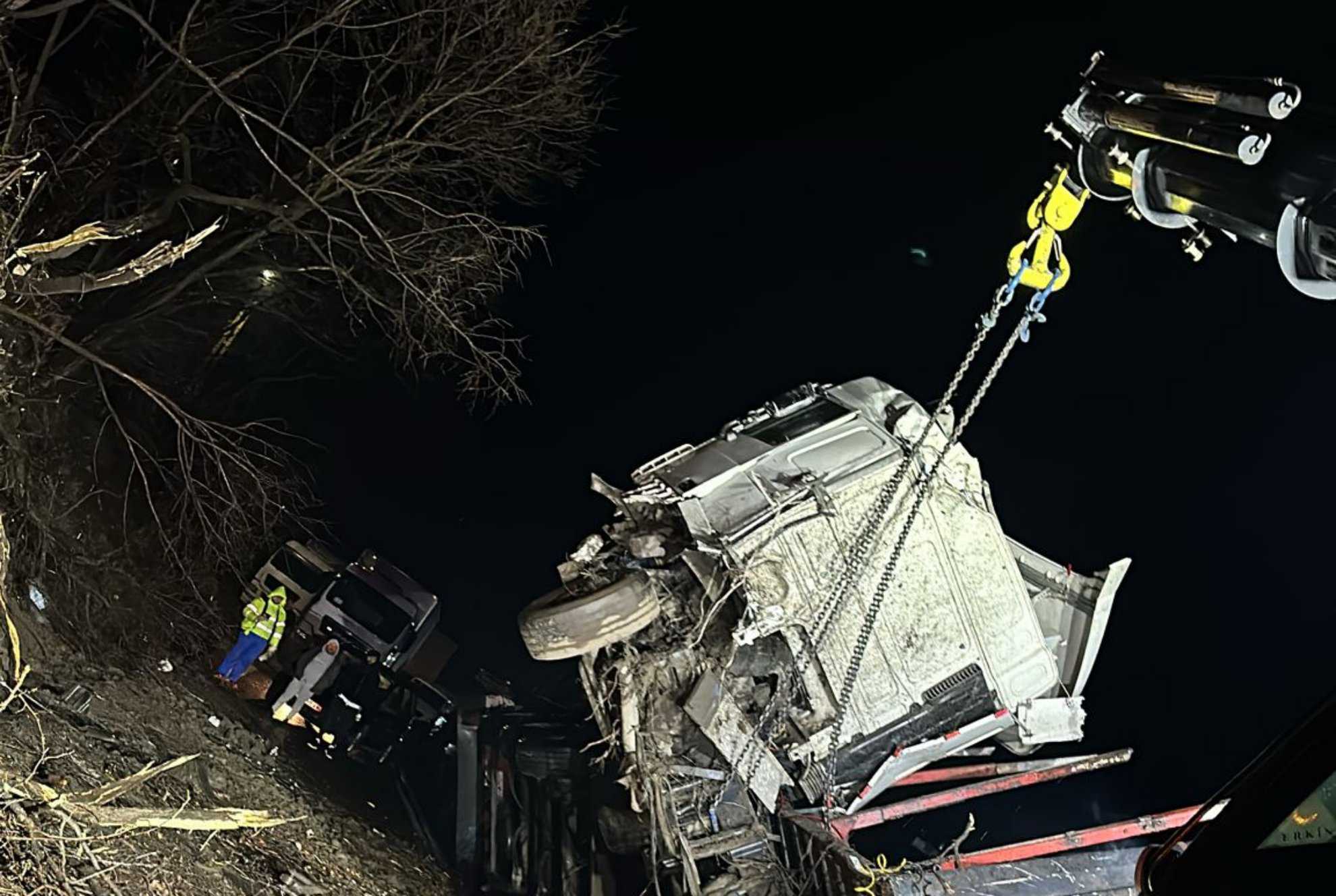 accident pe valea oltului. un tir a lovit un gard și s-a răsturnat (foto)