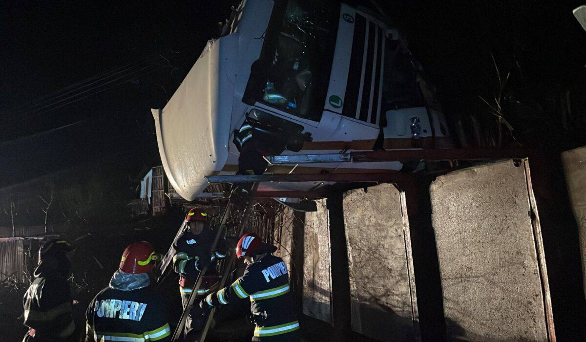 accident pe valea oltului. un tir a lovit un gard și s-a răsturnat (foto)