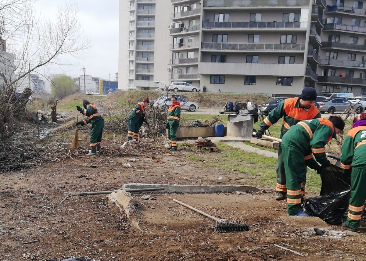 a început curățenia de primăvară la sibiu. au fost adunate 20 de tone de gunoaie (foto)