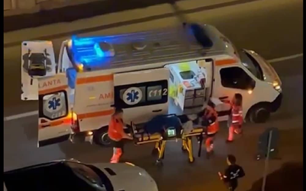 adolescentă beată, dusă la spital cu capul spart după ce a căzut pe terasa mall-ului din sibiu (video)