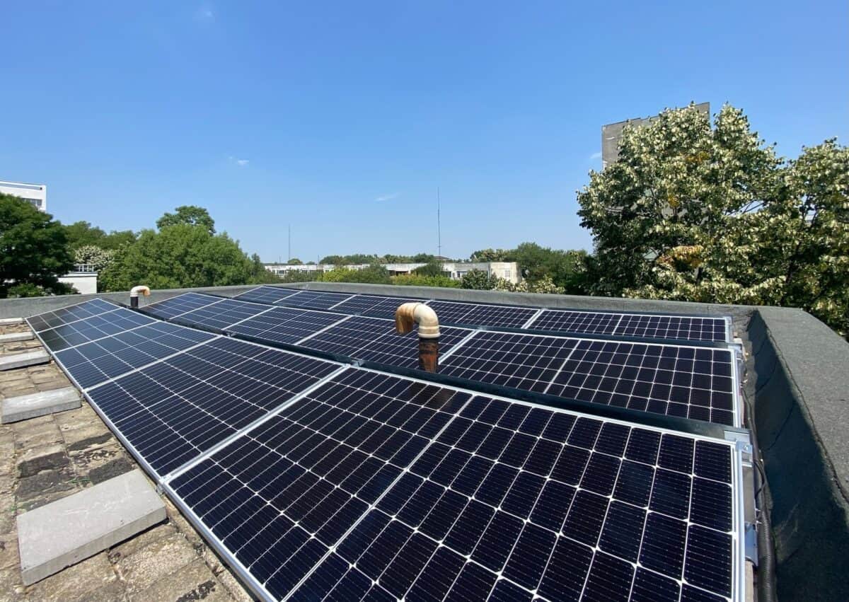 Asociațiile de locatari din Sibiu pot câștiga 15.000 de euro pentru montarea panourilor fotovoltaice pe blocuri