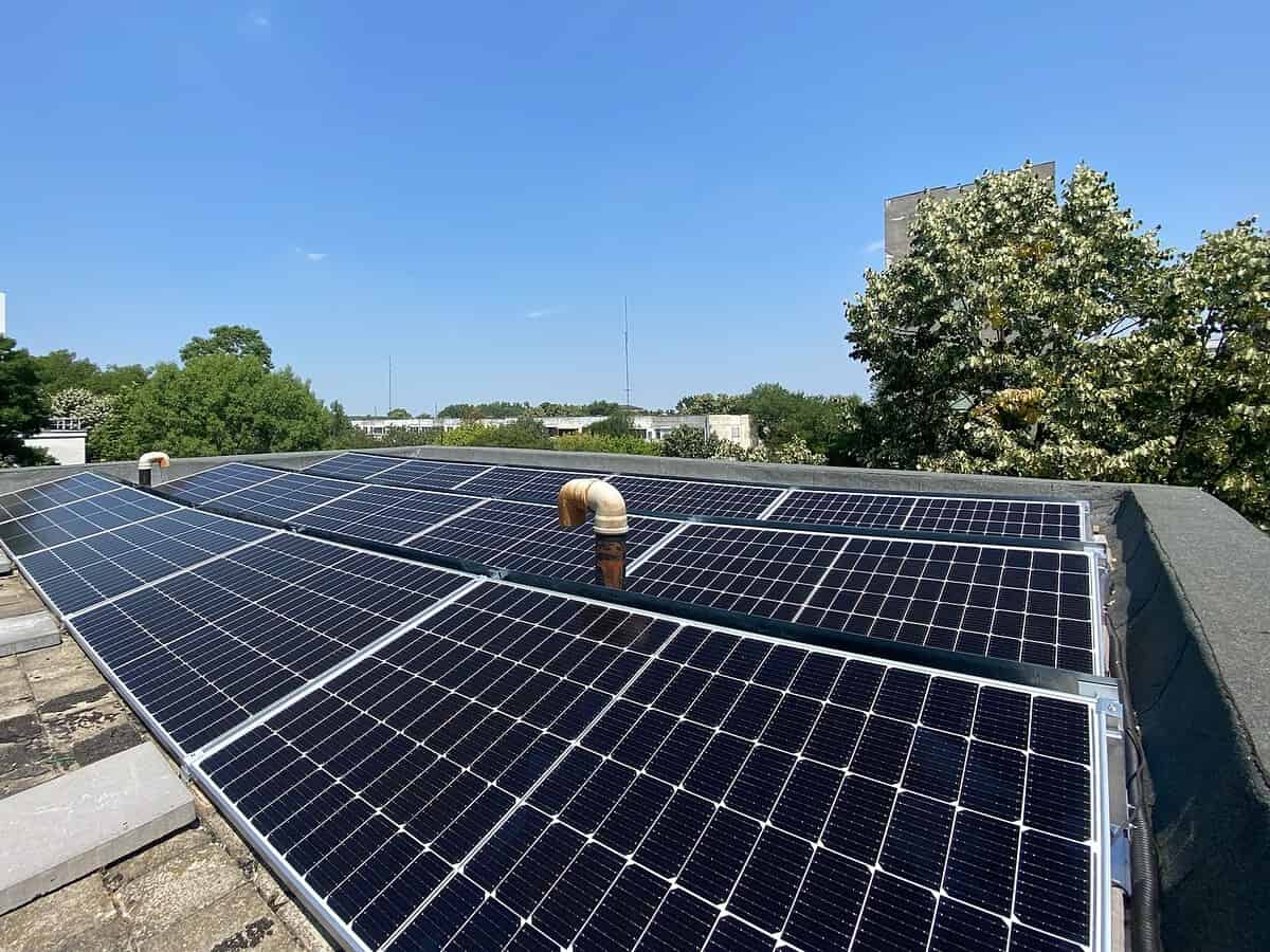asociațiile de locatari din sibiu pot câștiga 15.000 de euro pentru montarea panourilor fotovoltaice pe blocuri