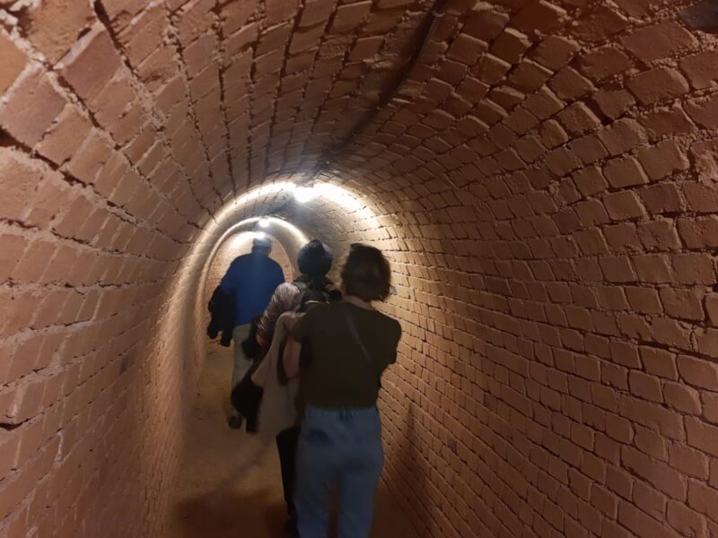sibienii s-au plimbat sâmbătă prin „catacombele” bastionului soldisch. muzeograf: „pot deveni un obiectiv turistic important” (foto, video)