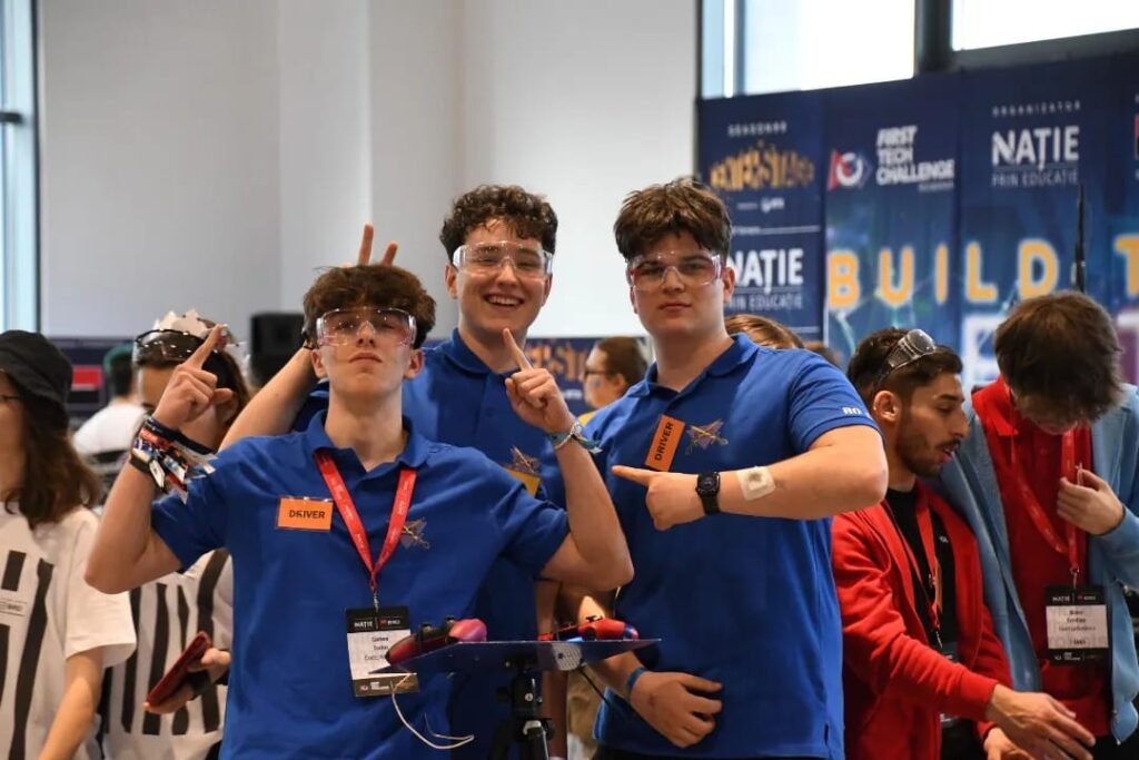 Medieșenii de la „Code Warriors” s-au calificat la etapa națională a concursului de robotică First Tech Challange (foto)