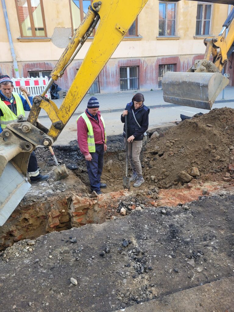 descoperiri arheologice în mediaș în timpul săpăturilor pentru canalizare. „vor contura pagini din istoria orașului” (foto)