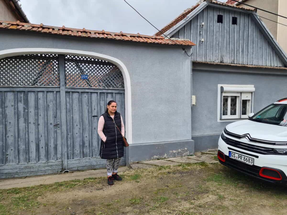 familie din jina amenințată de vecini după ce au cumpărat o casă în sat. ramona și petrișor se simt discriminați: „și noi suntem ca ei, nu suntem animale”