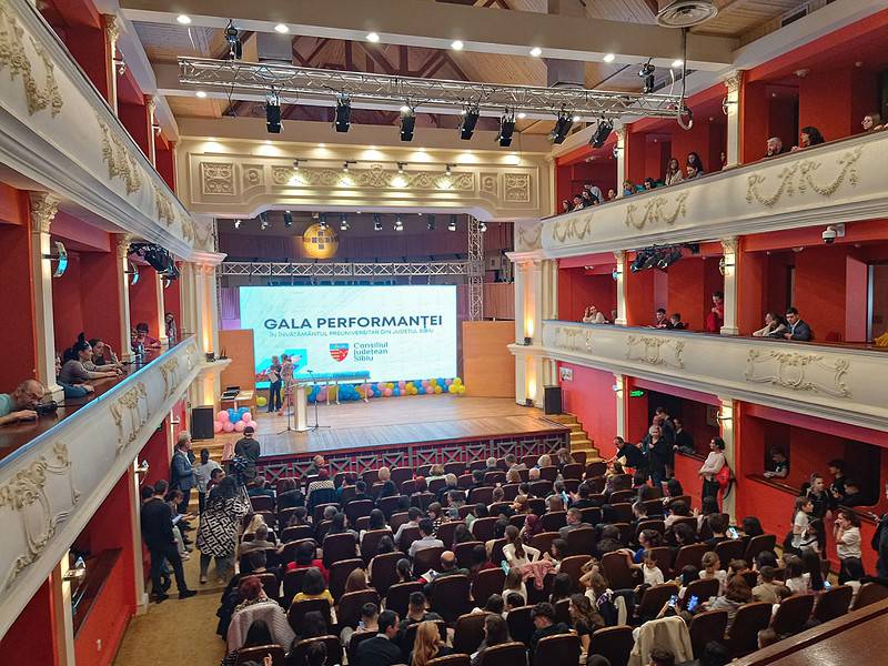 sute de elevi și zeci de profesori din sibiu premiați la gala performanței în învățământul preuniversitar. live