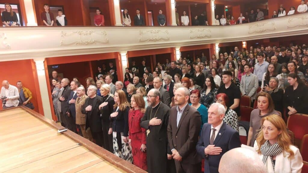 sala thalia neîncăpătoare la gala performanței. peste 200 de elevi premiați de autorități sub privirile ministrului educației. „acești sibieni au muncit și au reușit” (foto, video)