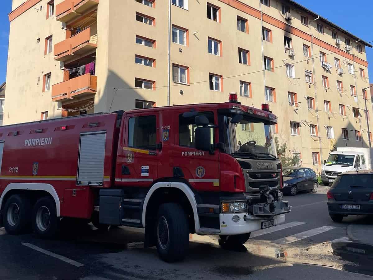 Incendiu într-un apartament din cartierul Terezian. O persoană a ajuns la spital și alte 20 s-au autoevacuat