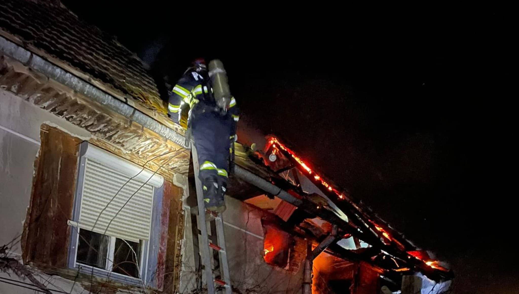 casă din rășinari cuprinsă de flăcări. bărbat dus de urgență la spital (foto)