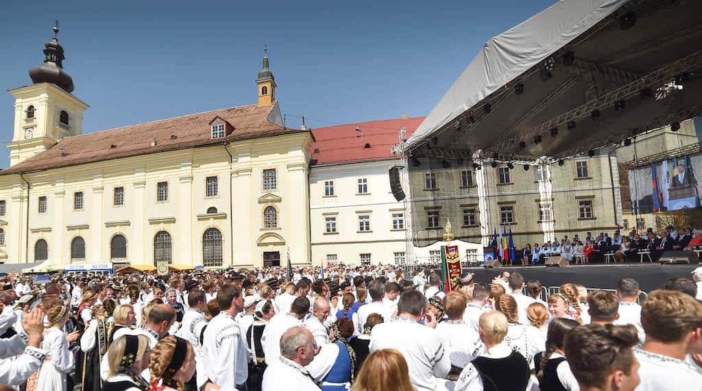 peste 10.000 de sași se strâng în august în centrul sibiului. peter maffay susține un concert la evenimentul din piața mare
