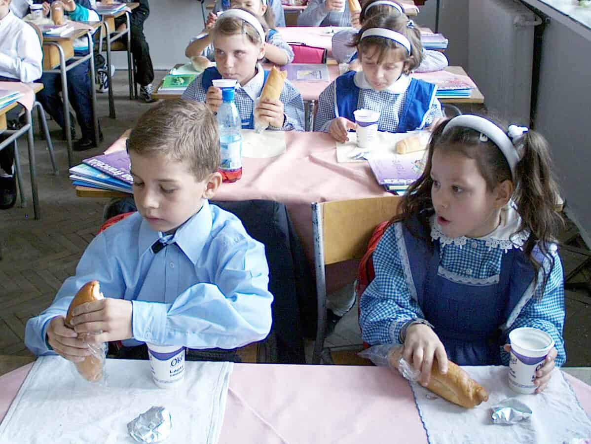 elevii și preșcolarii din județul sibiu vor primi din 4 martie lapte, corn și măr
