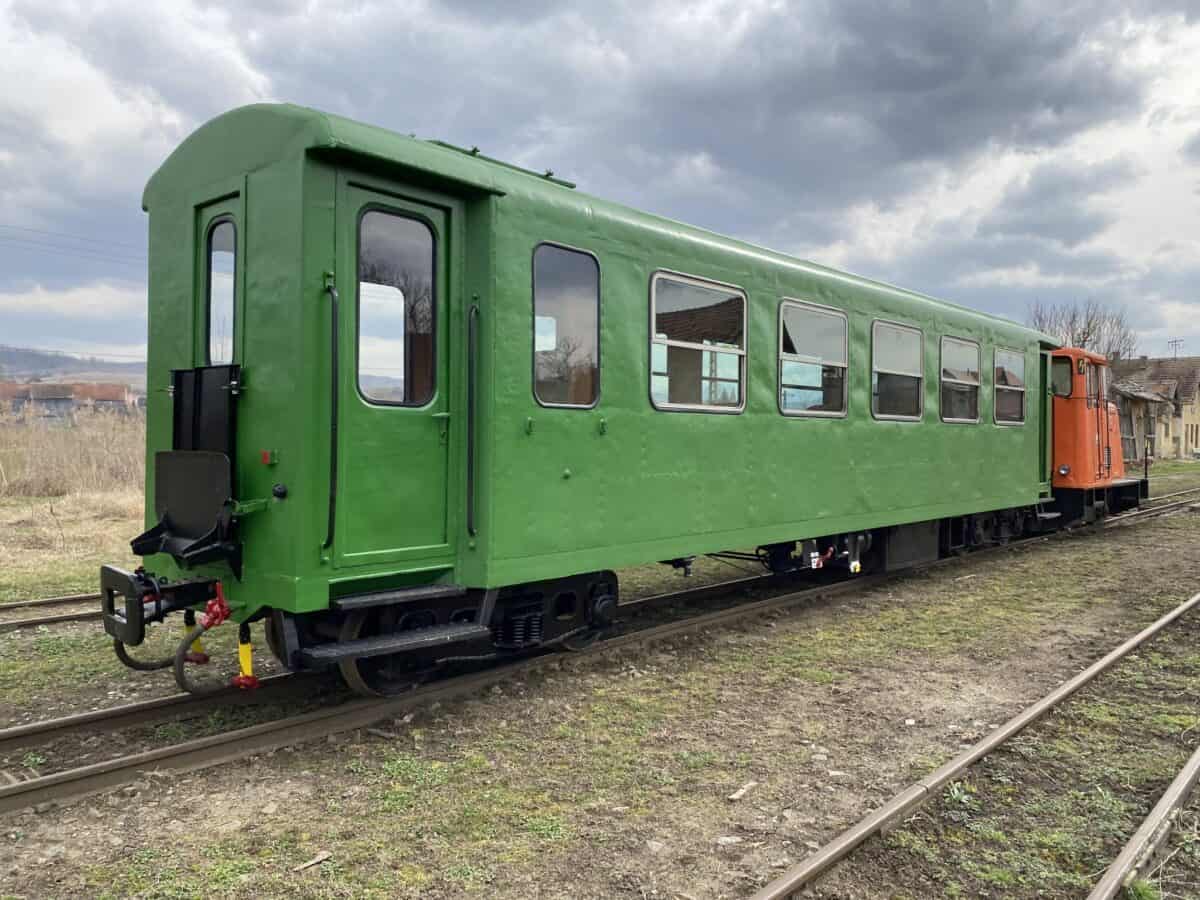 Mocănița de pe Valea Hârtibaciului s-a “îmbogățit” cu încă un vagon.”Va suplimenta cu 30 de locuri capacitatea de transport a trenurilor” (foto)