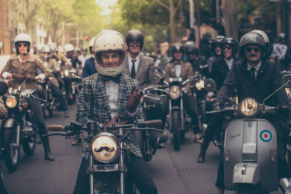 paradă caritabilă cu rideri în ținute de gală pe motociclete la sibiu. „are și misiunea de a preveni suicidul în rândul bărbaților”