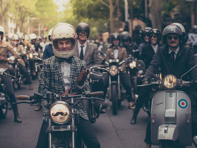 paradă caritabilă cu rideri în ținute de gală pe motociclete la sibiu. „are și misiunea de a preveni suicidul în rândul bărbaților”