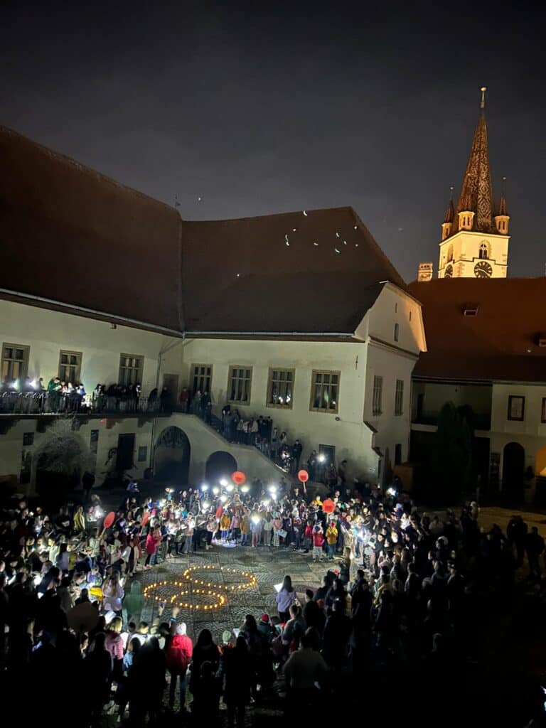 ora pământului marcată la sibiu. 400 de copii au cântat în curtea muzeului de istorie (video)