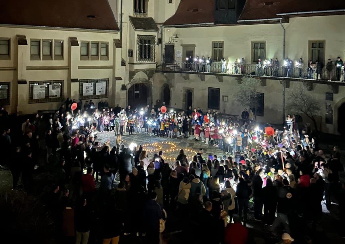 ora pământului marcată la sibiu. 400 de copii au cântat în curtea muzeului de istorie (video)